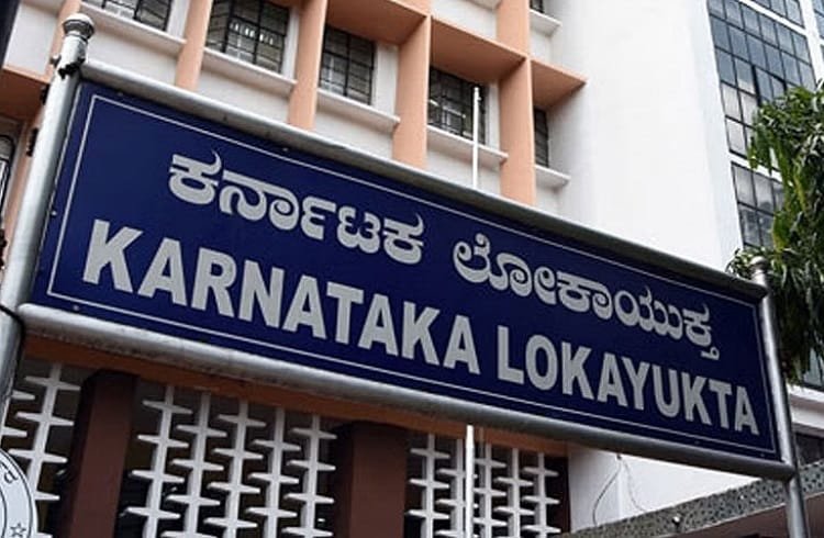 1 ಲಕ್ಷ ಲಂಚ ಸ್ವೀಕಾರದ ವೇಳೆ ಲೋಕಾಯುಕ್ತ ಬಲೆಗೆ ಬಿದ್ದ ರಾಜ್ಯ ಮಾಹಿತಿ ಆಯುಕ್ತ ರವೀಂದ್ರ