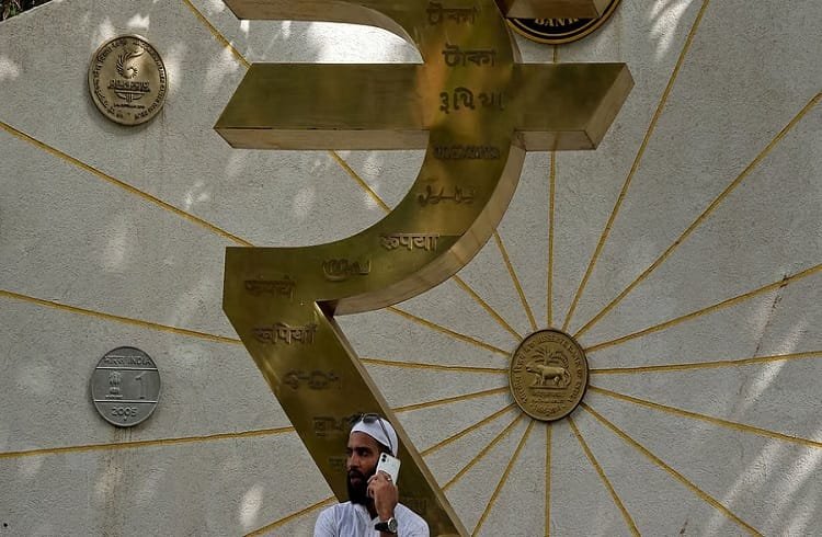 ಇತಿಹಾಸದಲ್ಲೇ ಮೊದಲ ಬಾರಿಗೆ ಡಾಲರ್ ಎದುರು 94 ರೂಪಾಯಿ ಗಡಿ ದಾಟಿದ ಭಾರತೀಯ ಕರೆನ್ಸಿ!