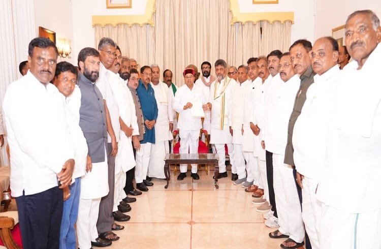 ರಾಜ್ಯಪಾಲರನ್ನು ಭೇಟಿಯಾಗಿ ಸರ್ಕಾರ ರಚನೆಗೆ ಹಕ್ಕು ಮಂಡಿಸಿದ ಡಿ.ಕೆ. ಶಿವಕುಮಾರ್!