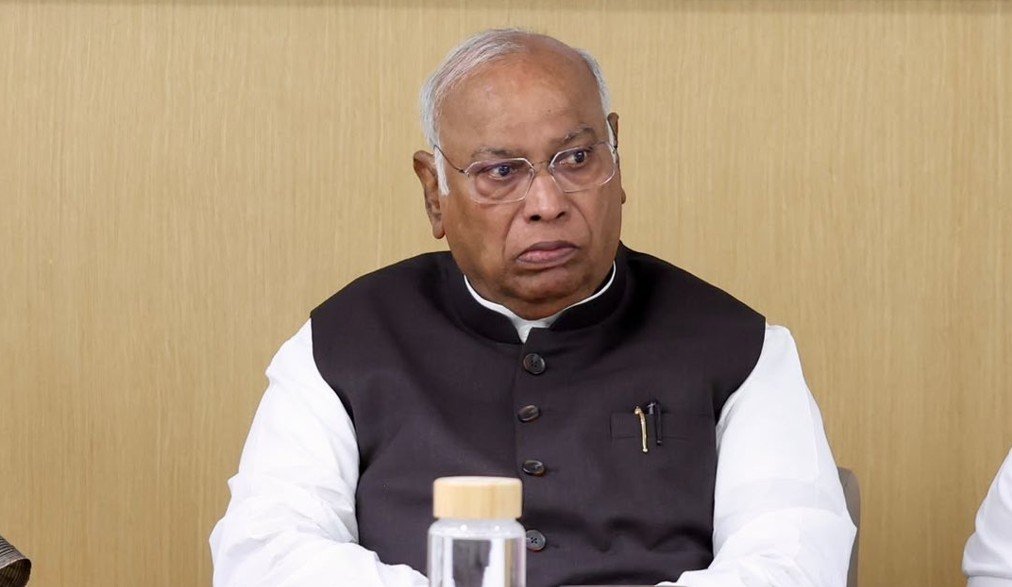 ‘ಪ್ರಧಾನಿ ಮೋದಿ ಕಾನೂನು, ಸಂವಿಧಾನಕ್ಕಿಂತ ಮೇಲಿದ್ದಾರಾ?’: ಖರ್ಗೆ ಪ್ರಶ್ನೆ