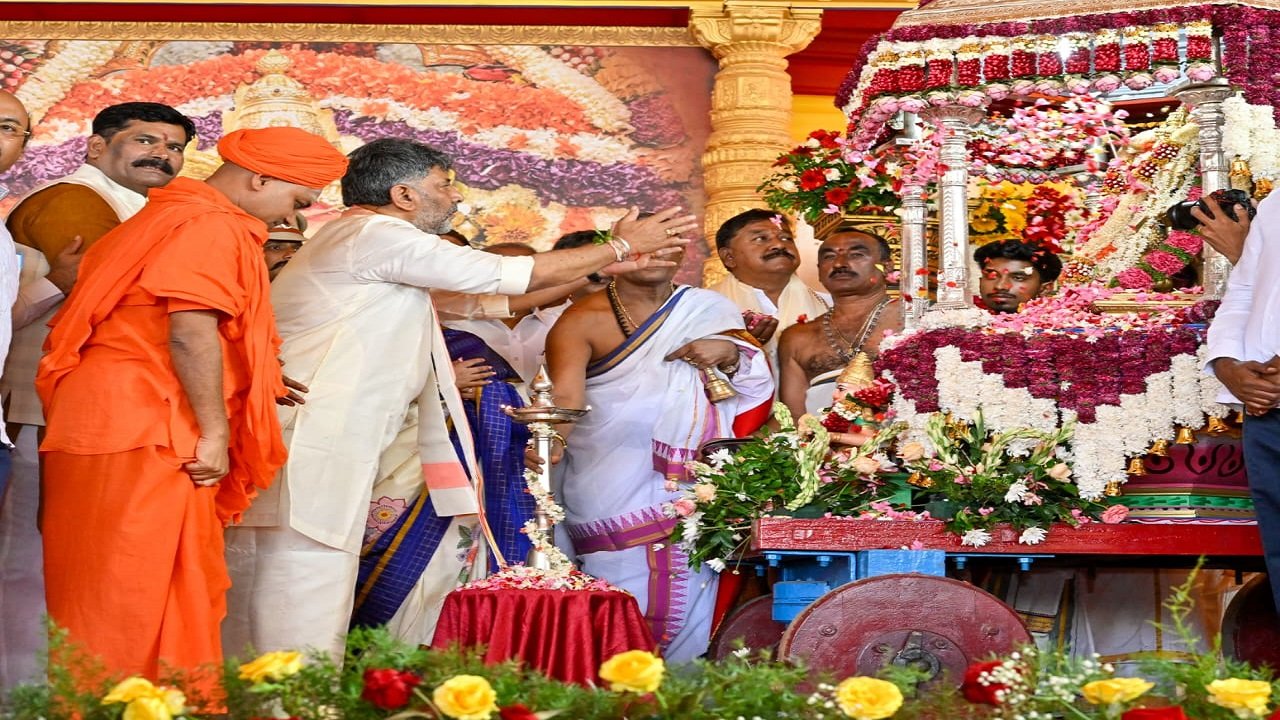 Grand inauguration of the state festival Mysuru Dasara Mahotsava by the Seer of Gavimatha