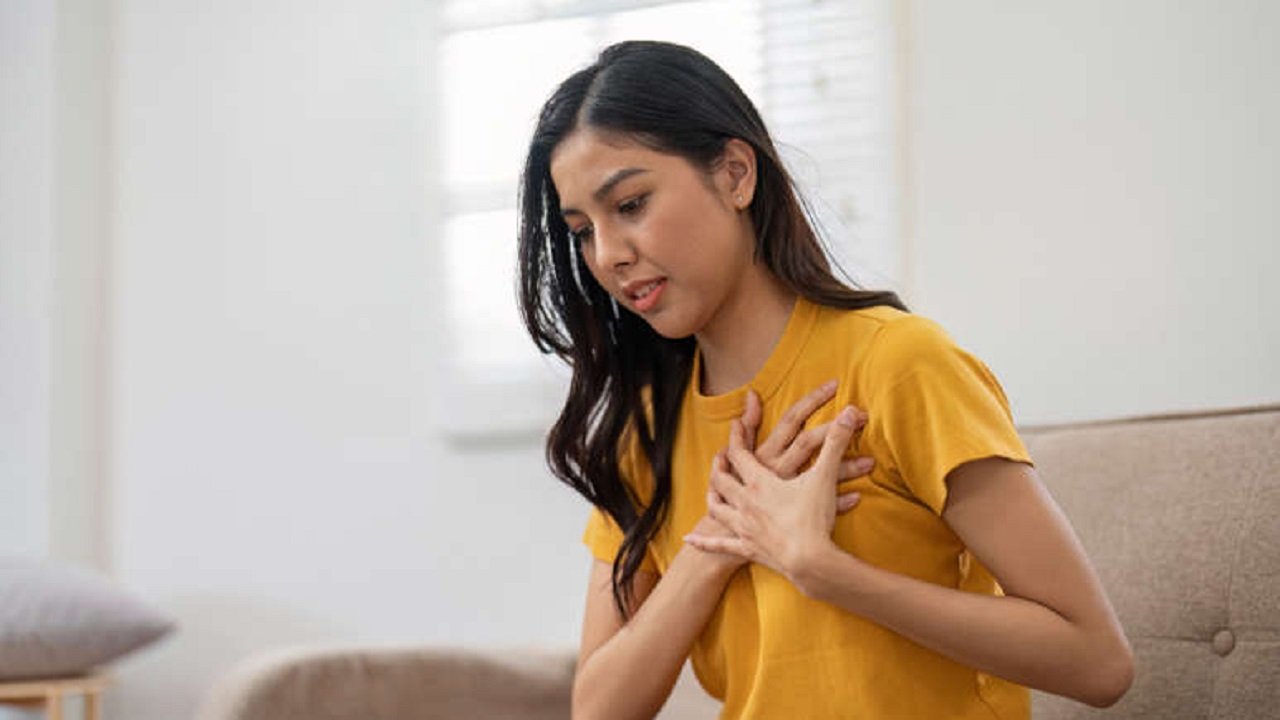 Here are 5 symptoms of a heart attack in women
