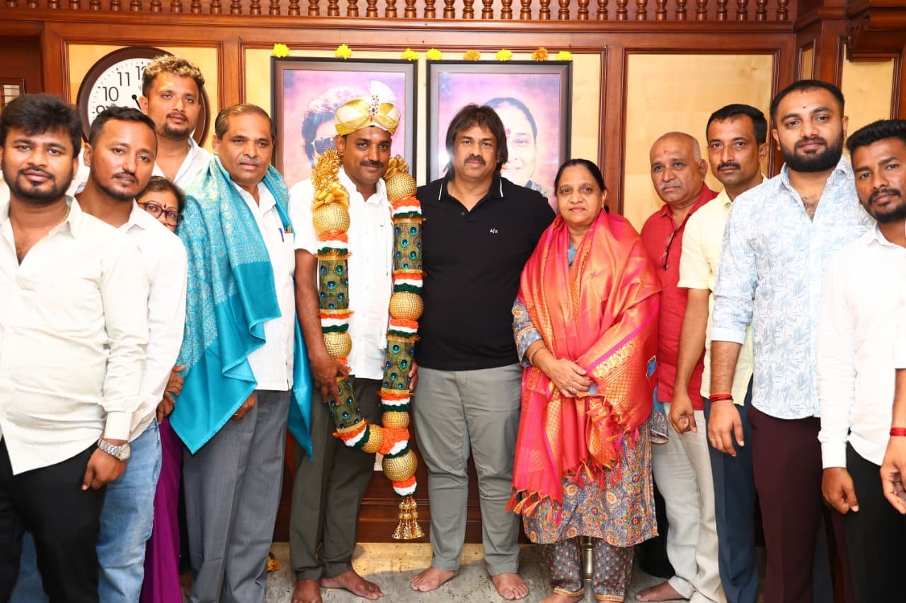 Minister Madhu Bangarappa congratulates new SUDA Chairman C G Madhusudan.
